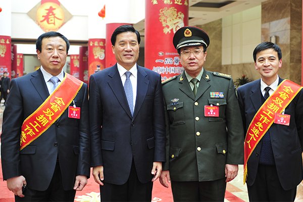 與韓耀玉、夏耕等同志合影