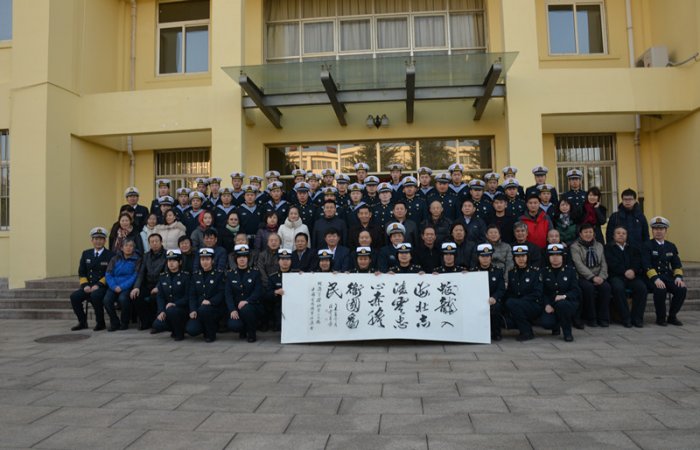 東方海納集團(tuán)與中國愛國擁軍促進(jìn)會走進(jìn)潛艇部隊舉辦“關(guān)愛海防──全國著名書畫家文化擁軍活動”
