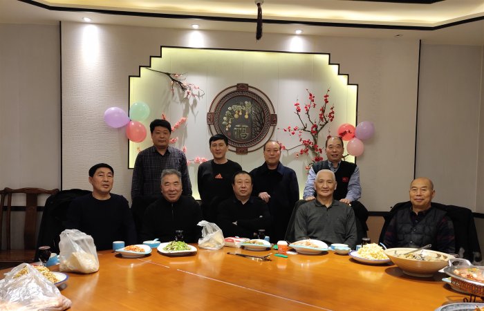 董事長慰問集團(tuán)公司老同志