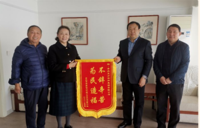 老舊小區(qū)改造暖民心 社區(qū)群眾點贊送錦旗